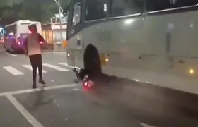 Confusão entre motorista de ônibus e motociclista termina com moto sendo arrastada