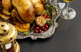 Consumo de aves cresce no fim do ano e acende alerta para procedência: de plástico a contaminantes metálicos