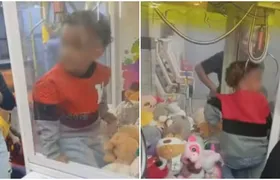 Criança fica presa em máquina de pelúcia durante brincadeira em pizzaria