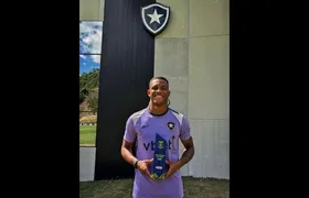 Danilo recebe o prêmio de melhor jogador de março no Campeonato Brasileiro