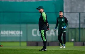 Depois de quase acerto com o Vasco, Fernando Seabra seguirá como treinador do Coritiba