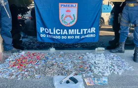 Dupla é presa com arma, drogas e moto roubada em comunidade de Maricá