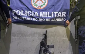 Dupla é presa com fuzil, pistola e munições no Jockey, de São Gonçalo