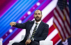 Eduardo Bolsonaro recebe Green Card do governo Trump