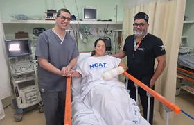 Empresária que levou nove facadas do companheiro conhece equipe médica que a salvou em SG e passará por mais uma cirurgia