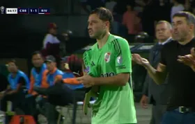 Emprestado pelo Flamengo, Matías Viña vira goleiro em partida pelo River Plate