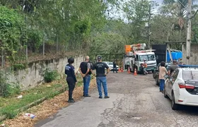Enel Rio remove ‘gatos’ de energia em galpões de abastecimento de caminhões-pipa de água em Niterói