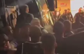 Equipe do Botafogo é recebida com protestos no Aeroporto do Galeão