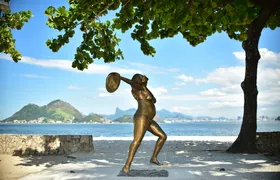 Estátua de Leila Diniz será inaugurada na Praia de São Francisco, nesta terça-feira (14)