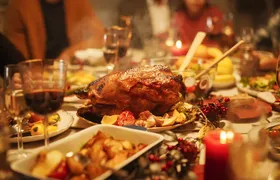 Exagerou na ceia? Saiba como ajudar o corpo a se recuperar no dia seguinte