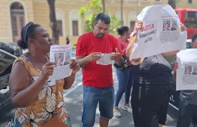 Familiares de mecânico e primo fazem protesto na porta de delegacia em Niterói e denunciam prisões injustas