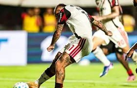 Flamengo vence o Vitória por 2 a 1 e conquista primeiro triunfo no Brasileirão