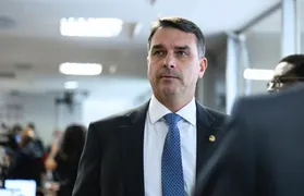 Flávio Bolsonaro reafirma pré-candidatura à Presidência após visitar o pai na prisão