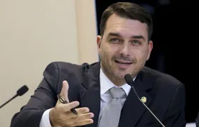 Flávio Bolsonaro se defende após críticas por postagem sobre barcos de traficantes na Baía de Guanabara