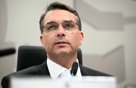 Flávio Bolsonaro sugere que EUA ataquem 'barcos com drogas' na Baía de Guanabara