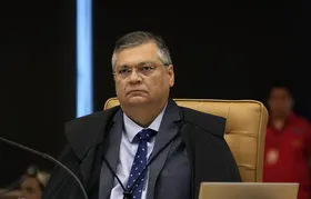Flávio Dino pede que Câmara explique viagem de Mário Frias ao exterior