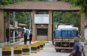 Fuga de policial penal investigado acaba em tiros em Bangu