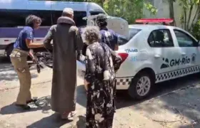 Guardas municipais acolhem avó e neto russos no Aeroporto Internacional do Galeão