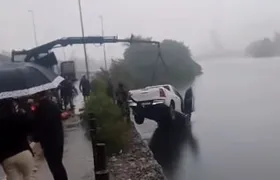 Homem e mulher morrem após carro despencar do Viaduto da Joatinga e cair no mar