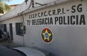 Homem é preso após empinar moto na frente da polícia na RJ-106