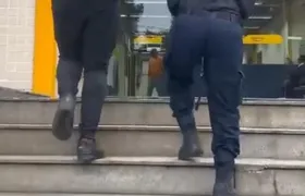 Homem é preso com drogas, granada e mira telescópica em comunidade de Niterói