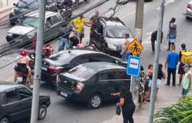 Homem fica ferido após acidente com três carros em São Gonçalo