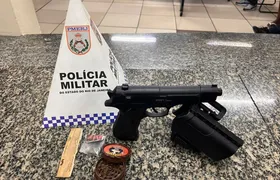 Homens são presos com drogas e pistola falsa próximo ao Sambódromo