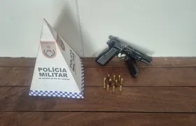 Idoso é preso ameaçando pessoas com uma pistola na RJ-100, em Maria Paula