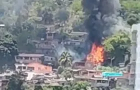 Incêndio atinge casa em área de mata em Santa Rosa, Niterói