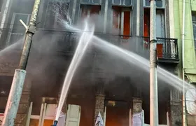 Incêndio atinge casarão localizado próximo aos Arcos da Lapa