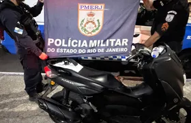 Irmãos são detidos com moto roubada após perseguição policial no Baldeador, em Niterói