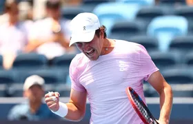 João Fonseca bate Djokovic de virada em maior vitória da carreira e vai às oitavas de Roland Garros