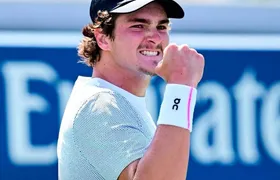 João Fonseca vence Shapovalov e chega a primeira semifinal de um ATP 500 na carreira