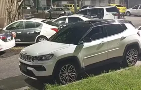 Jogador John Kennedy tem carro roubado no Méier