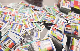 Mãe compra 14 mil figurinhas do álbum da Copa para filho e viraliza nas redes sociais