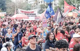 Manifestação em SP pede fim da escala 6x1 e ações contra o feminicídio