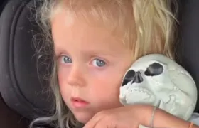 Menina de 3 anos 'viraliza' ao mostrar seu inseparável 'esqueleto de apoio emocional'