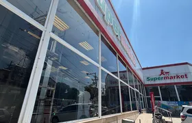 Mercado em São Gonçalo troca vidraças após ataque a tiros