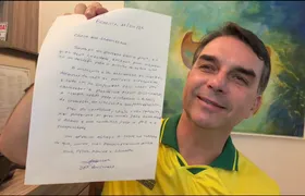 Moraes suspende visitas de Flávio ao pai Jair Bolsonaro por 90 dias