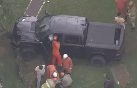 Motorista passa mal e causa acidente na Barra da Tijuca; médicos que estavam no carro ao lado ajudam no socorro