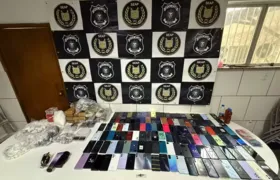 Mulher foge após tentar entrar em presídio com 130 celulares e mais de 20 kg de drogas