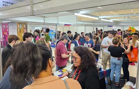Nem dólar alto, nem burocracia: brasileiros seguem firmes no sonho de estudar fora