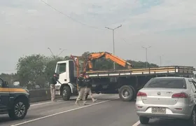 Niterói-Manilha é fechada com caminhão; Tráfico começa retaliações devido megaoperação no Rio