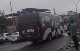 Ônibus com atletas da base do Botafogo fica em meio a tiroteio na Zona Norte do Rio