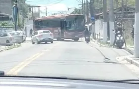 Ônibus é usado como barricada durante operação da PM em São Gonçalo