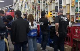 Operação descarta mais de 500 litros de cachaça sem registro em Rio das Ostras