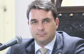 PEC de Flávio Bolsonaro pode reduzir o salário mínimo para R$ 1.297