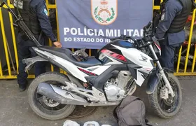 PM prende homem com arma, drogas e moto durante retirada de barricadas em São Gonçalo