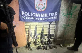 PM prende quatro acusados de tráfico e apreende 4 fuzis em comunidade da Zona Norte de Niterói (vídeo)