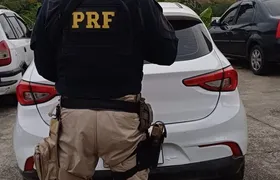 PRF recupera veículo roubado em Rio Bonito